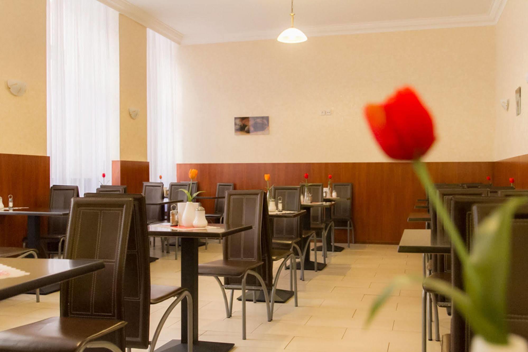 Lebensquelle Am Checkpoint Charlie Hotel Berlino